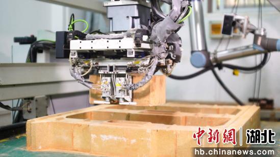 中新网湖北 武科大自主研发 耐火材料智能砌筑机器人平台